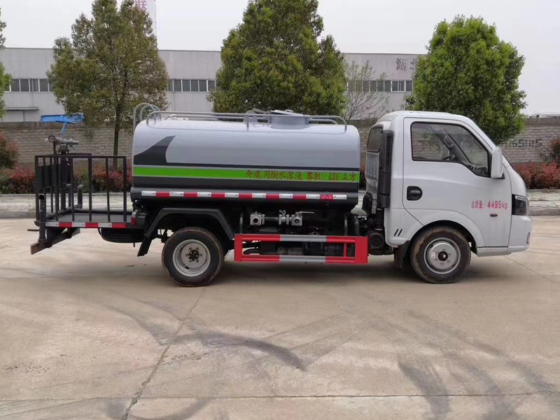 春风途逸3吨洒水车