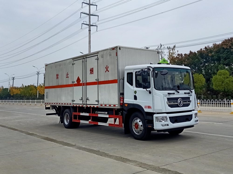 春风6.8米D9爆破器材运输车